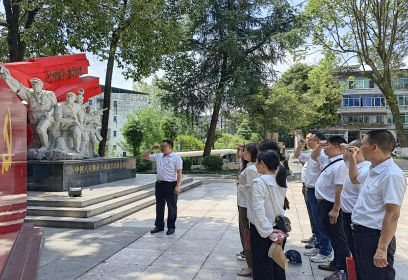 008PG国际房产党支部赴川陕革命凭据地博物馆、、 红军义士陵寝发展主题党日活动 (3)_800-550